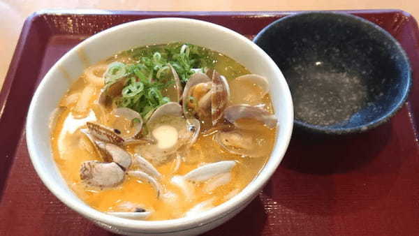 寒い日に腹の中からぽっかぽか なか卯「あさりバターうどん」で気分は潮干狩り