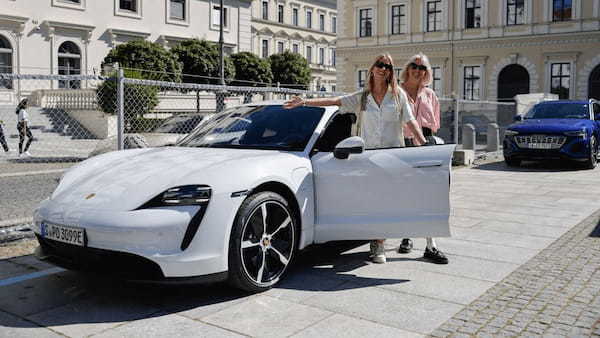 IAAのオープンスペースに特大のポルシェ911が出現! 観衆の人気者に。