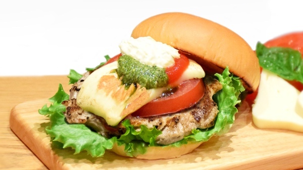 the 3rd Burgerで春を楽しむ！濃厚モッツァレラチーズとジェノベーゼソースが絡み合う「チキンモッツァレラバジルバーガー」を3月15日（水）より期間限定で発売します。