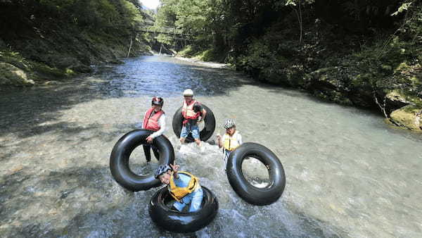 巨大なトラックチューブで清流を川下り！夏限定「渓谷どんぶらこ in 檜原村」予約受付スタート