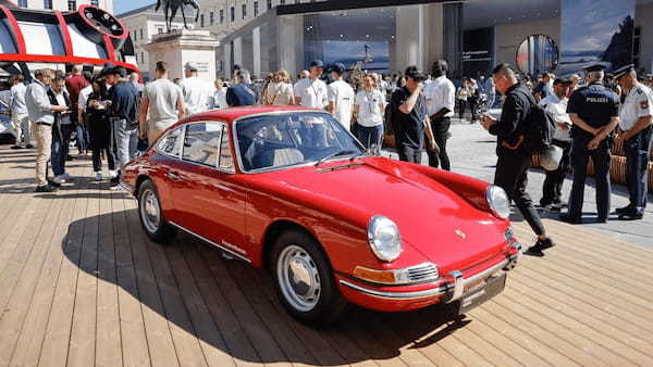 IAAのオープンスペースに特大のポルシェ911が出現！ 観衆の人気者に。