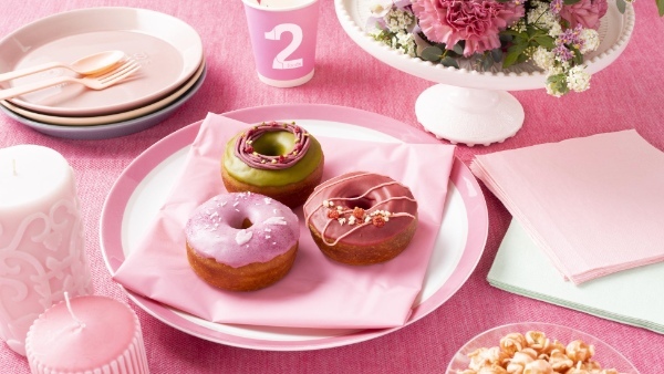 プラントベースフードブランド「2foods」から、春の訪れを感じるストロベリーや桜を使った華やかなドーナツコレクション 3月1日発売