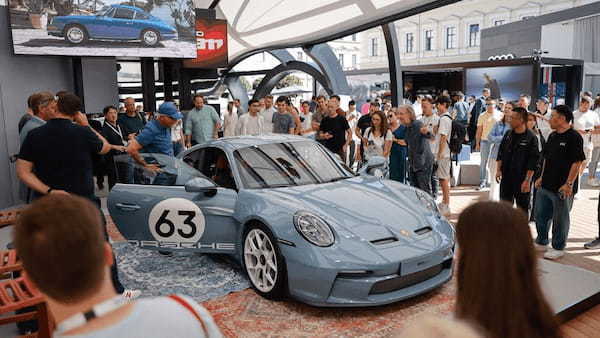 IAAのオープンスペースに特大のポルシェ911が出現! 観衆の人気者に。