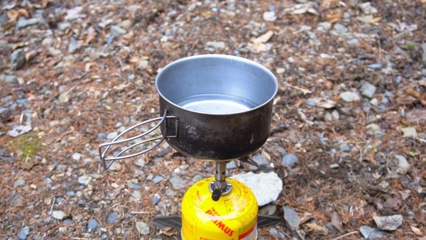 登山での水分補給！水場の水はそのまま飲める？濾過・消毒方法も解説！