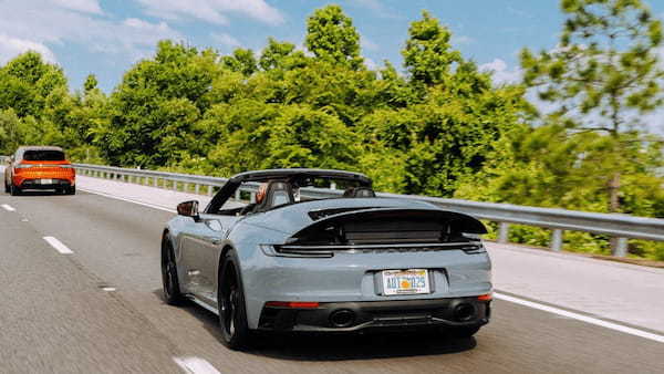 コンバーチブルのポルシェで行く、「時を超える旅」。「ポルシェ・911 カレラ4GTS カブリオレ」でフロリダを疾走。