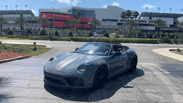 コンバーチブルのポルシェで行く、「時を超える旅」。「ポルシェ・911 カレラ4GTS カブリオレ」でフロリダを疾走。