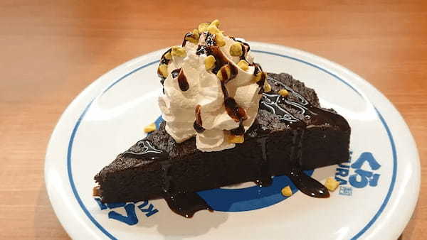 回転寿司屋の本気スイーツがすごかった……!くら寿司「オレンジショコラパフェ」など新商品をチェックしてきたぞ!