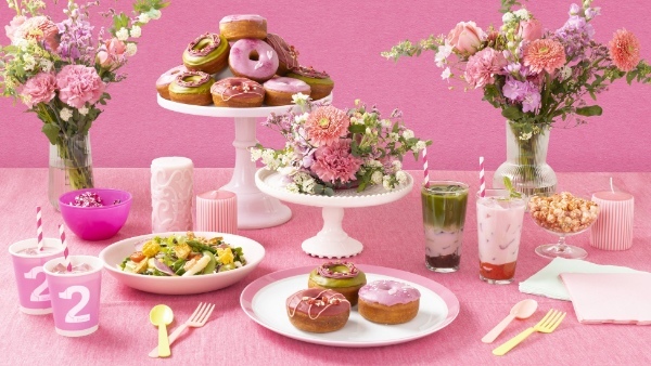 プラントベースフードブランド「2foods」から、春の訪れを感じるストロベリーや桜を使った華やかなドーナツコレクション 3月1日発売