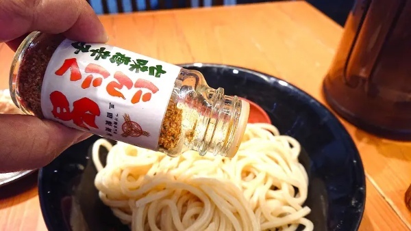 【広報さんに聞いたアレンジレシピ】三田製麺所の1杯のつけ麺で複数味変してシメまで楽しむ方法