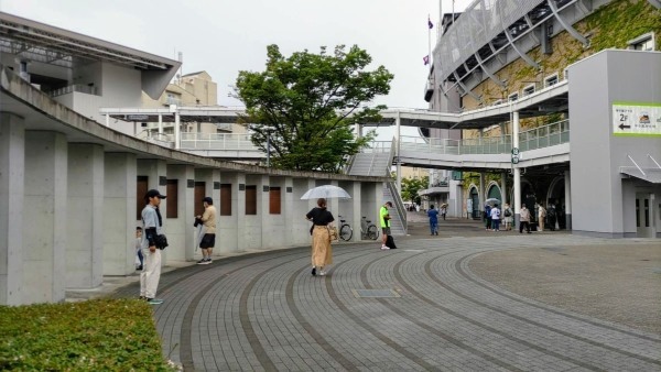 きょう開幕の夏の甲子園。周辺が人でめっちゃいっぱいになってる【にしつーレポ】