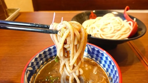 三田製麺所が秋の定番「濃厚煮干しつけ麺」発売　濃厚な煮干しに感無量