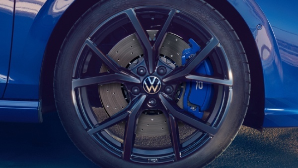 VWゴルフの高性能バージョン「R」の日本導入20周年を記念したアニバーサリーモデルが登場