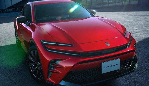 「新しいカタチのスポーツSUV」を謳う新型トヨタ・クラウン・スポーツが市場デビュー