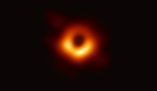 ブラックホールの影は”揺れている”と判明！長期観測データから発見された未知の性質とは？