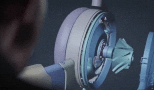 ダイソンがまさかの「空気清浄機付きヘッドフォン」を開発！
