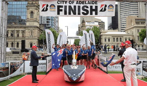 ブリヂストン「ENLITEN®」技術搭載タイヤ装着チームが世界最高峰のソーラーカーレース 「2023 BWSC」で優勝