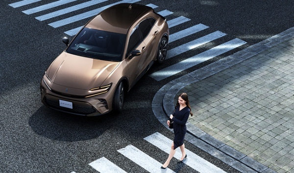 「新しいカタチのスポーツSUV」を謳う新型トヨタ・クラウン・スポーツが市場デビュー