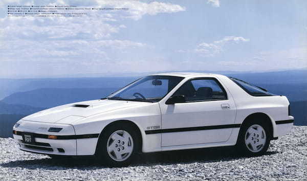 【復刻版カタログ】13B型ターボで鮮烈パフォーマンスを実現。2代目マツダ・サバンナRX-7(FC3S型)の肖像