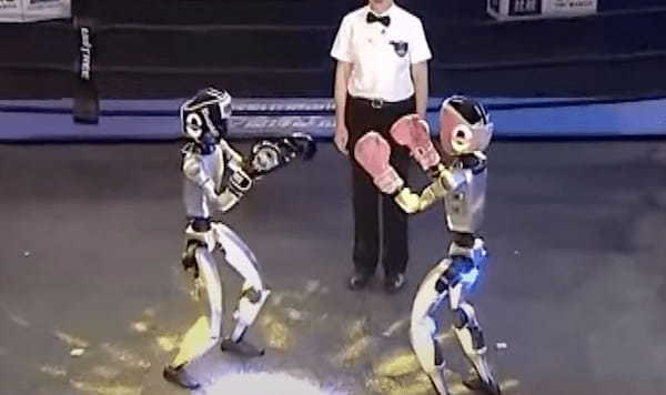 世界初「ヒューマノイドロボット格闘大会」ロボットがリングでガチバトル!“ロボット格闘技”に観客熱狂