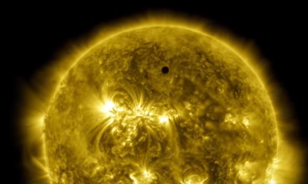1時間で「10年間の太陽の動きを見られるタイムラプス」が公開される（NASA）
