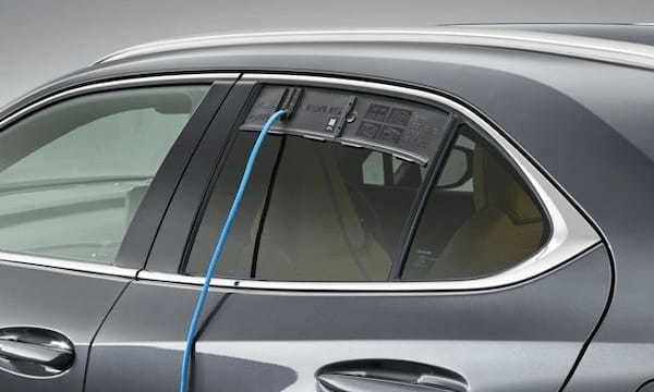 レクサスUXがマイナーチェンジ。UX300hの新設定や走り味の深化、Lexus Safety System＋の機能拡充、コクピット空間の進化などを実施