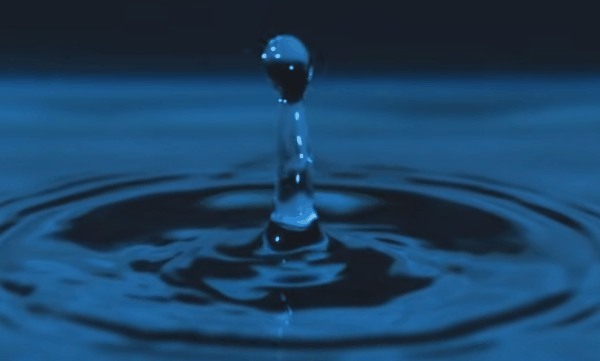 水滴が「ぽちゃん」と跳ね上がるメカニズムの研究　重力の20倍の力で水面に引き戻されていた