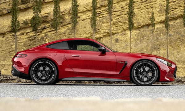 2+2仕様を新設定した新型メルセデスAMG GTクーペが日本デビュー