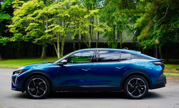 【試乗記】クルマの新しい価値をカタチでも表現している新型プジョー408 GT HYBRID