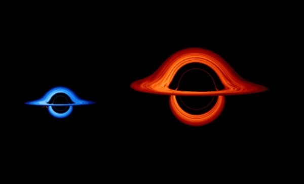 2つのブラックホールが重なったとき地球からどう見える？　複雑に光が歪んだ映像をNASAが公開