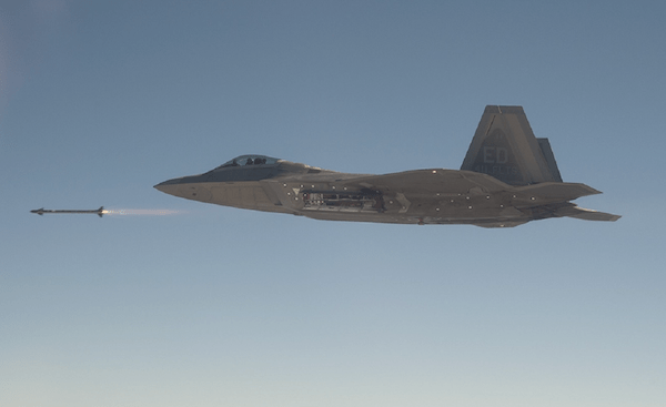 今年2月UFOがアラスカで米戦闘機と交戦!? ミサイル効果なし、気球ではない“異常な物体”… 米ジャーナリストが暴露