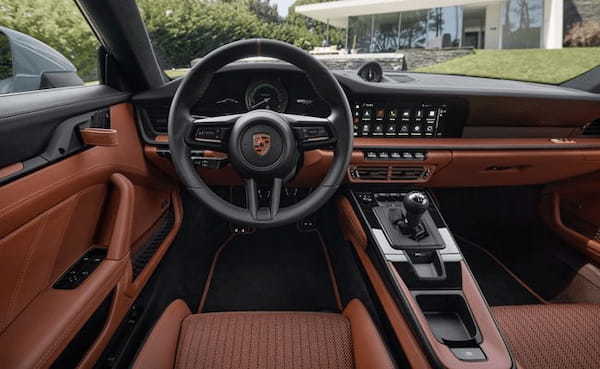 ポルシェ911の誕生60周年を記念した特別限定モデル「911 S/T」が登場