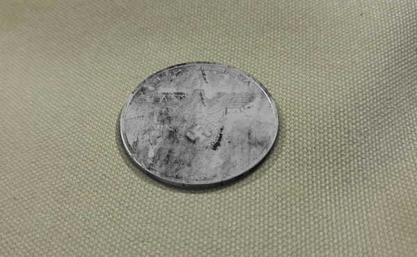 パラレルワールドから来た2039年鋳造「ナチスコイン」が発見される!? ナチス勝利の世界線か