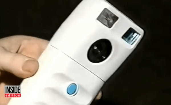マイク・タイソンの試合で現代のスマホを使用する「タイムトラベラー」がいた!?