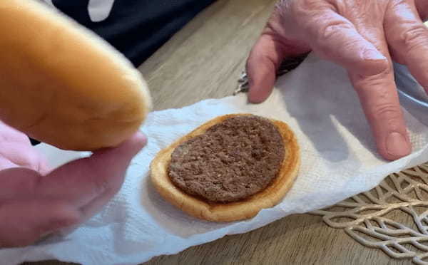 20年放置されたマクドナルドのハンバーガーが新品同様!?レシートより長持ちするハンバーガーの正体