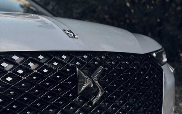ファッションの世界から着想を得た「DS COLLECTIONモデル」の「DS7 Esprit de Voyage」と「DS4 Esprit de Voyage」が日本デビュー