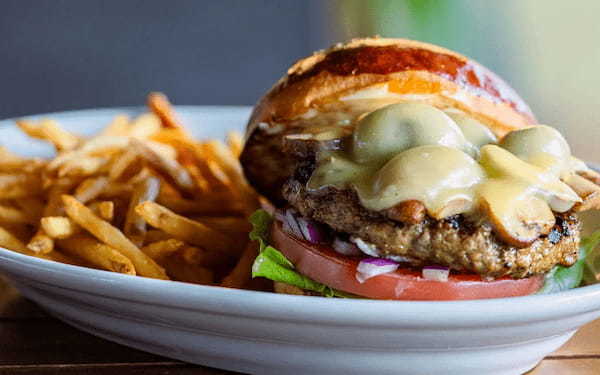 青山グランドホテル×THE GREAT BURGERが初コラボ！“ミッドセンチュリー”な世界観のスペシャルハンバーガー2種、 2/15（水）〜3/15（水）ホテル4F「THE BELCOMO」に登場！