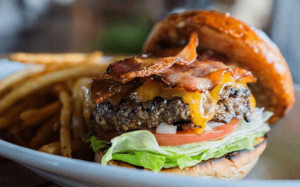 青山グランドホテル×THE GREAT BURGERが初コラボ！“ミッドセンチュリー”な世界観のスペシャルハンバーガー2種、 2/15（水）〜3/15（水）ホテル4F「THE BELCOMO」に登場！