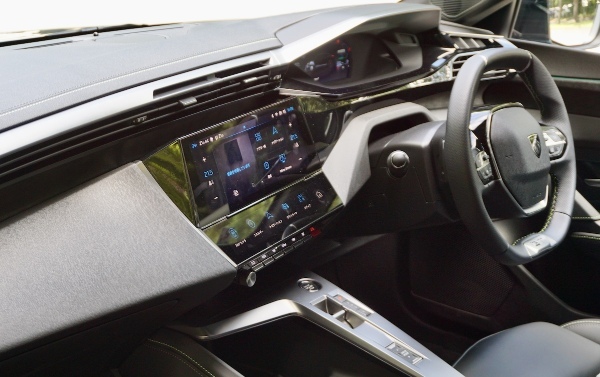 【試乗記】クルマの新しい価値をカタチでも表現している新型プジョー408 GT HYBRID
