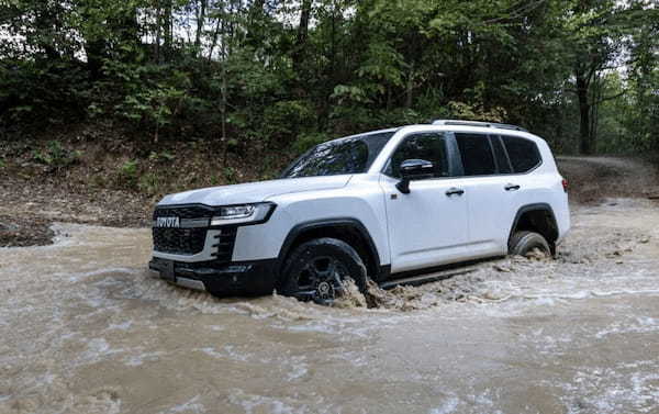 「水没」してるのに「燃える」!? 車が「水没車」になるのはどれくらいの水深？「えっそんな浅いのに…」冠水した道路は走ってもいい？