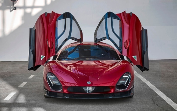 往年のアルファロメオのレースカー「Tipo33」をオマージュした新型スポーツカー「33 Stradale」が登場