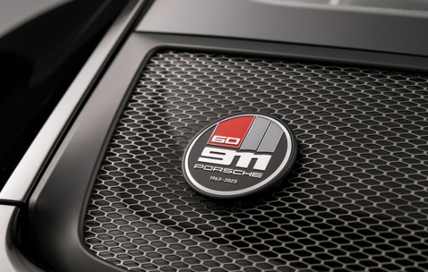 ポルシェ911の誕生60周年を記念した特別限定モデル「911 S/T」が登場