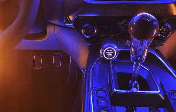 パワートレインにV12エンジン+6速MTを搭載。「勇者」の名を冠したアストンマーティンの特別限定モデルが登場