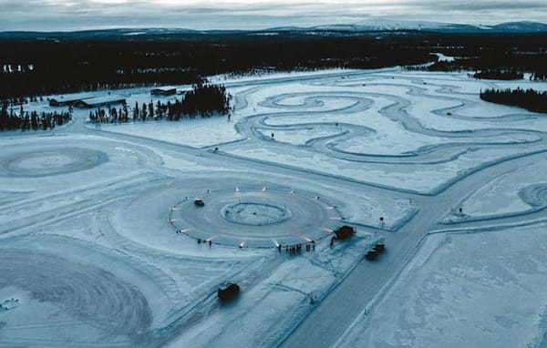 フル電動スポーツカーのポルシェ・タイカンが氷上ドリフト最長走行のギネス記録を樹立