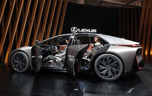 レクサスが2026年導入予定の次世代BEVのコンセプトモデル「LF-ZC」をジャパンモビリティショー2023で世界初公開