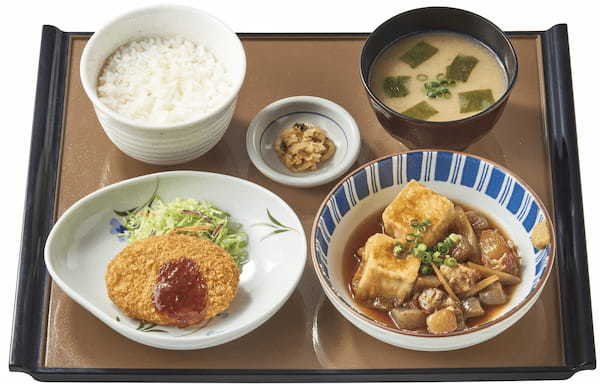 「やよい軒」寒い季節の身体に染みる、煮込み定食が登場！トロトロの豚バラなんこつ煮込みと揚げ豆腐の相性抜群『～豚バラなんこつ～旨とろ肉豆腐と焼魚の定食』『～豚バラなんこつ～旨とろ肉豆腐とコロッケの定食』