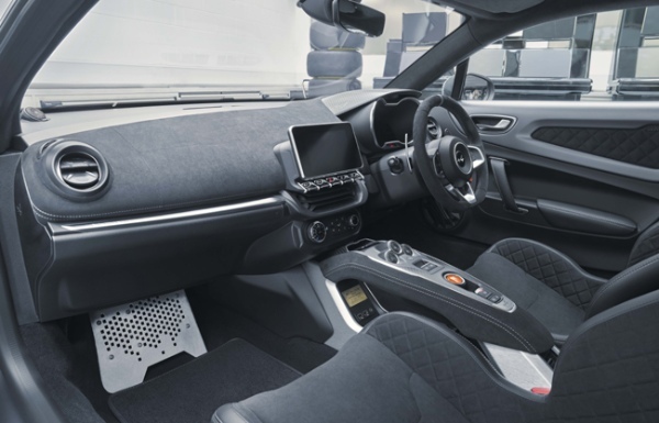 アルピーヌF1チームの拠点であるイギリスのエンストン工場による高度なカーボンパーツの成型技術とノウハウを活用したアルピーヌA110の特別限定モデルが登場