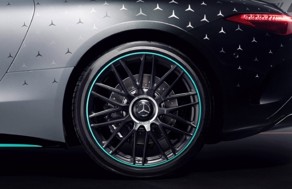 メルセデスAMGのF1マシンをモチーフにデザインしたメルセデスAMG SLの特別限定モデルが日本上陸