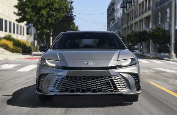 北米トヨタが第9世代の新型カムリをハイブリッド専用モデルとして発表。“ハンマーヘッド”の新フロントマスクはコンフォート系とスポーティ系でデザインを差異化