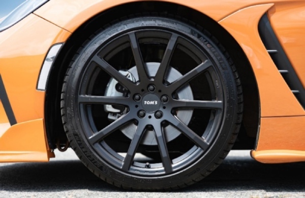 トムスが多様な拡張性を踏まえたGR86のベースコンプリートカーを発表