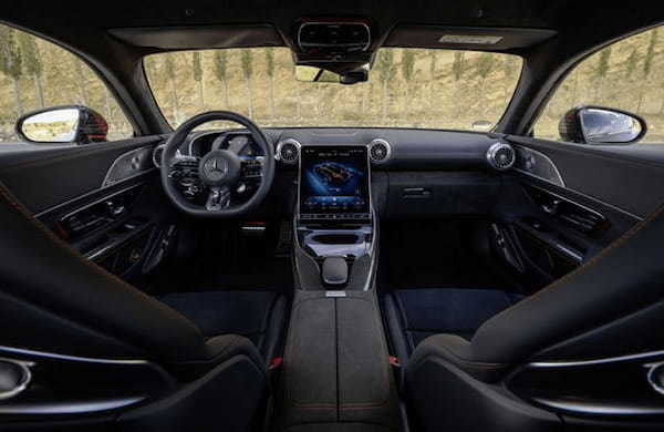 2+2仕様を新設定した新型メルセデスAMG GTクーペが日本デビュー